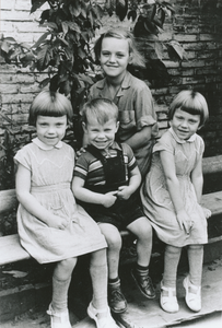 876098 Groepsportet van Eddy Stins (zittend midden), met zijn zusjes Ien en Co uit Wijk C te Utrecht, zittend op een ...